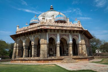 Hümayun mezar kompleksi -, ISA Khan Niazi mezarım Babür Hindistan mimari klasik bir örneğidir. 