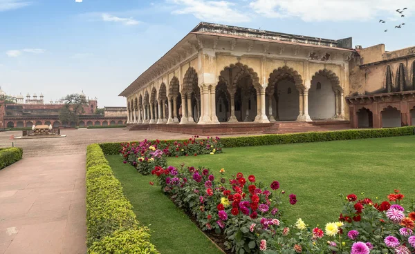 Agra forte composto interno com jardim alastrando e arquitetura mughal pórtico estrutura o Diwan-i-khas . — Fotografia de Stock