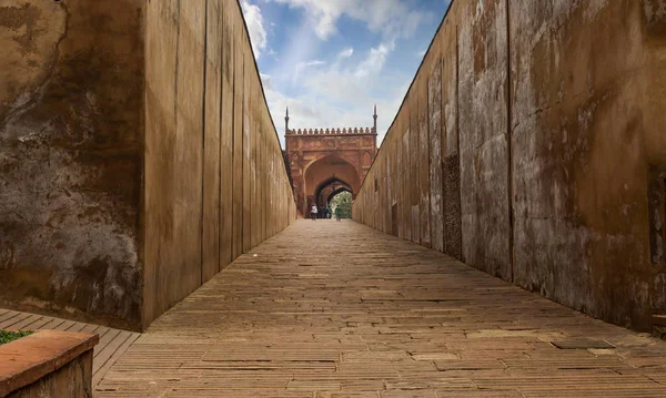 Puerta de entrada al fuerte de Agra - ciudad fortaleza arquitectónica de arenisca roja en Agra, India . — Foto de Stock
