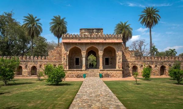 Túmulo Humayun ruínas antigas porta de entrada para Isa khan Niazi túmulo no local complexo . — Fotografia de Stock