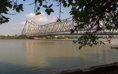 Hooghly nehir bankasından görüntülenen tarihi Howrah Köprüsü. 