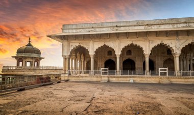 Günbatımı gökyüzü musamman burj mimari kubbe ve Diwan-i-Has, Agra fort üzerinde. 