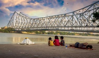 Sokak çocukları Howrah bridge Hooghly Nehri banka Mallick ghat, Kalküta, Hindistan, manzarasının keyfini çıkarın..