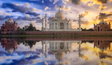 Taj Mahal Agra doğal günbatımı manzaralı ve huysuz gökyüzü. 
