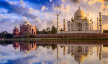 Taj Mahal Agra canlı bir gökyüzü ve su yansıması ile gün batımında.