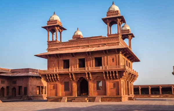 Fatehpur Sikri röd sandsten arkitektur byggnad den Diwan-i-Khas byggd av Mughal kejsaren Akbar. — Stockfoto