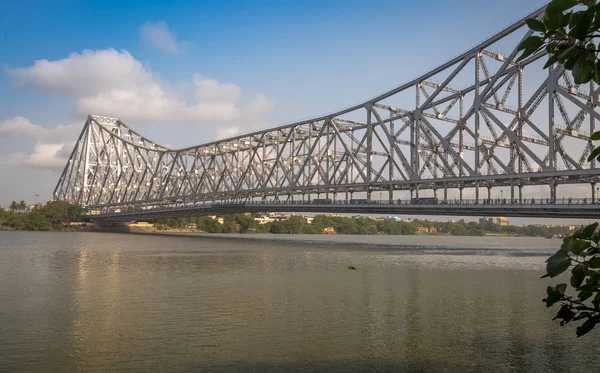 Howrah-Brücke über den Fluss bei Kolkata - die längste Auslegerbrücke Indiens. — Stockfoto