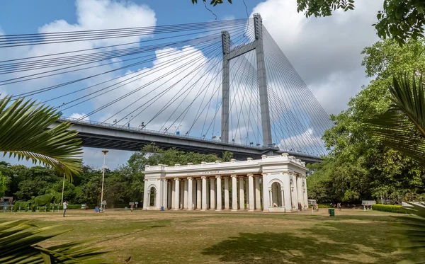 Princep Memorial stad architectonisch gebouw met uitzicht op Vidyasagar Setu brug. — Stockfoto