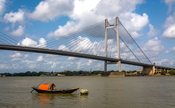 Vidyasagar Setu 橋を見渡せるフーグリー川の孤独な木製ボート. — ストック写真