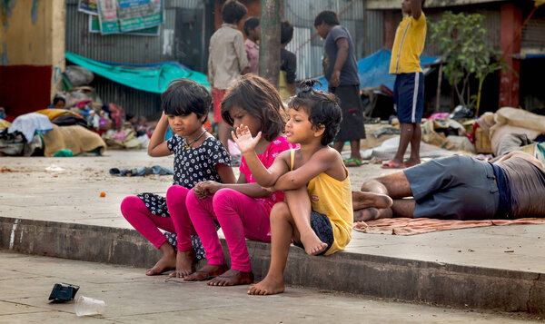 Беспризорные дети хорошо проводят время в трущобах в Малагхат-Кола, Индия
.