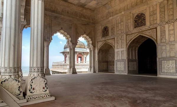 Weiße Marmorportikusstruktur der agra fort diwan-i-khas und musamman burj dome auf der agra. Festung agra. — Stockfoto