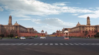 Rashtrapati Bhavan Rajpath yol Yeni Delhi şehrin batı ucunda sabahın erken saatlerinde şehir trafiği ile Hindistan başkanı evler. 