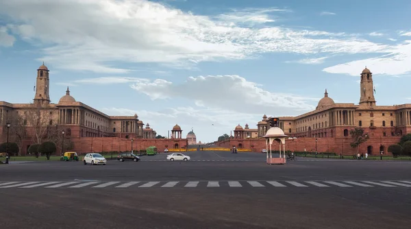Rashtrapati Bhavan sul lato ovest della strada Rajpath Nuova Delhi città che ospita il presidente dell'India con il traffico cittadino di prima mattina . — Foto Stock