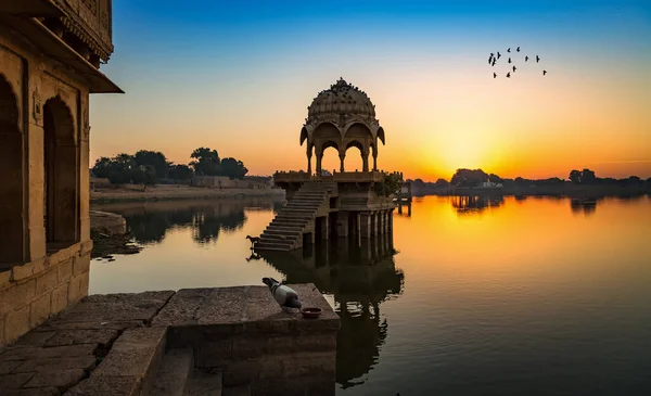 Lago Gadi Sagar Gadisar Jaisalmer Rajasthan Con Arquitectura Antigua Amanecer —  Fotos de Stock