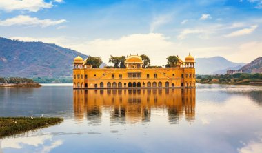 Adam Sagar Gölü Jaipur Rajasthan Hindistan ortasında Jal Mahal su Sarayı.