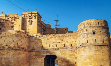 Rajasthan 'daki tarihi Jaisalmer Kalesi Altın Kale olarak bilinen sarı kireçtaşından yapılmıştır.