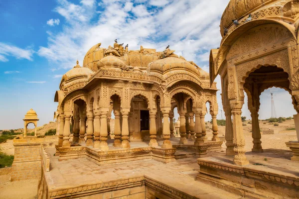 Bada Bagh Jaisalmer Rajasthan 'daki kraliyet mezarlarının antik arkeolojik kalıntıları.