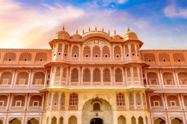 Şehir Sarayı Jaipur dış mimari yapı Rajastha Hindistan 'da kasvetli gün batımı gökyüzü ile