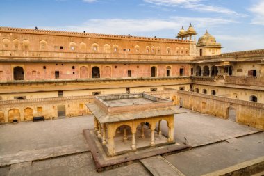 Amber Fort Jaipur eski mimari yapısına sahip açık bir avlu. Bir UNESCO Dünya Mirası sahası.