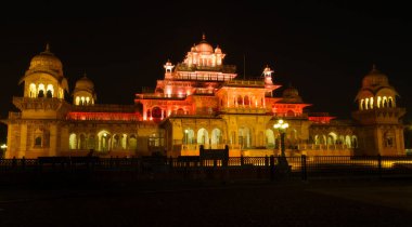 Antik şehir mimarisi Albert Hall Müzesi Jaipur Rajasthan 'da gece aydınlatmasıyla