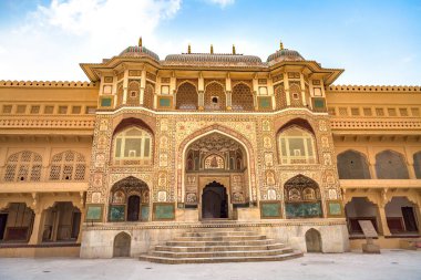 Amer Kalesi Jaipur Rajasthan ana girişi ve ortaçağ karmaşık sanat eserleri. Amer Kalesi bir UNESCO Dünya Mirası sahası