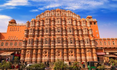 Hawa Mahal Sarayı Jaipur Rajasthan. Kırmızı ve pembe kumtaşlarıyla inşa edilmiş..  