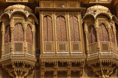 Rajasthan mirası, Jaisalmer 'de Patwon ki haveli olarak bilinen karmaşık sanat eserleri ve mimari detaylarla donatılmış. Popüler bir turizm merkezi.
