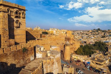 Altın Kale olarak bilinen Jaisalmer Kalesi şehir manzaralı sarı kireçtaşından yapılmıştır. Jaisalmer Kalesi bir UNESCO Dünya Mirası sahası.