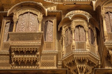 Jaisalmer 'deki Patwon ki Haveli olarak bilinen karmaşık sanat eserleriyle sarı kireçtaşından yapılmış Rajasthan miras binası. Popüler bir turizm merkezi.