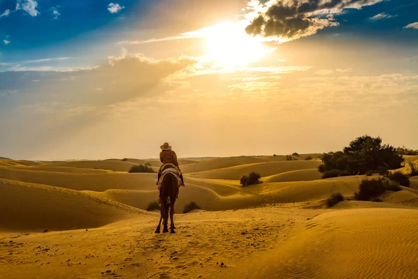 Turista Mujer Disfrutar Paseo Camello Desierto Thar Jaisalmer Rajasthan Atardecer — Foto de Stock