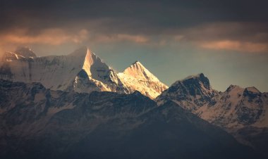 Himalaya, Uttarakhand Hindistan 'da gün batımında Nanda Devi ve Nanda Khat' in zirvesine çıkar..