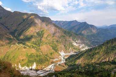 Dağ Nehri Vadisi hava manzaralı Kausani Uttarakhand, Hindistan yakınlarındaki manzaralı.