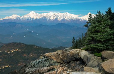 Garhwal Himalaya sıradağları Binsar Vahşi Yaşam Sığınağı Uttarakhand Hindistan 'dan görüldüğü gibi.
