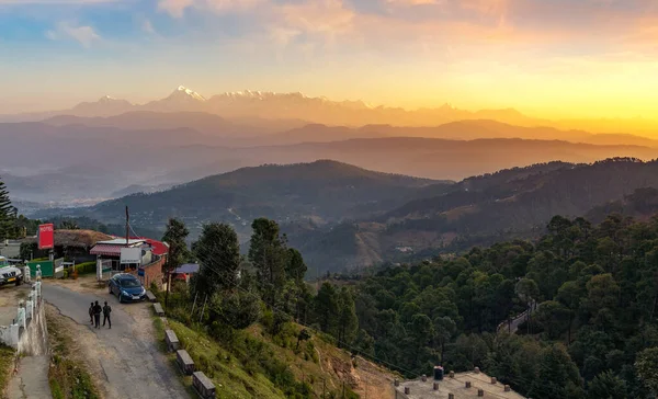 Kausani Uttarakhand印度山站日出时俯瞰高山山谷和遥远的喜马拉雅山雪峰 — 图库照片