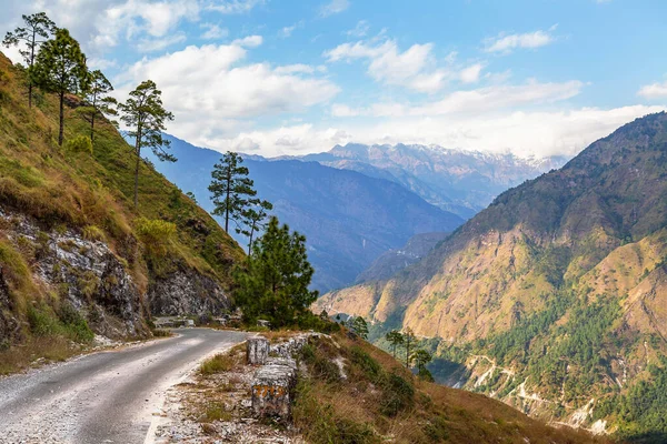 具有遥远喜马拉雅山雪峰的风景秀丽的山路和位于Munsiyari Uttarakhand India的高山河谷 — 图库照片