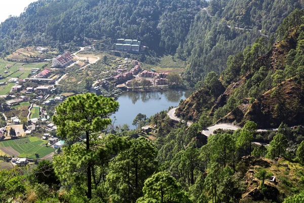 位于印度乌塔拉汉德的Munsiyari镇与高山湖的空中景观 蒙西亚里是喜马拉雅山地区的一个风景秀丽的山站 — 图库照片