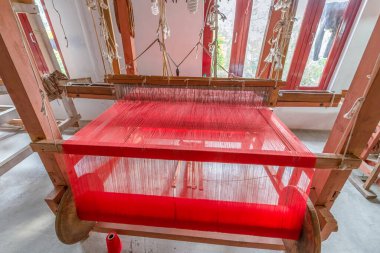 Uttarakhand Hindistan 'daki bir giysi fabrikasında yün iğneli elle işletilen yün dokuma makinesi..