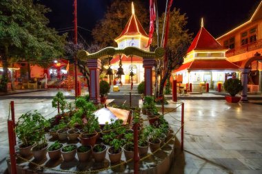Uttarakhand, Hindistan, 25 Ekim 2018: Nainital Uttarakhand Hindistan 'da gece dekore edilen Naina Devi tapınağı binası. Popüler bir turizm merkezi.