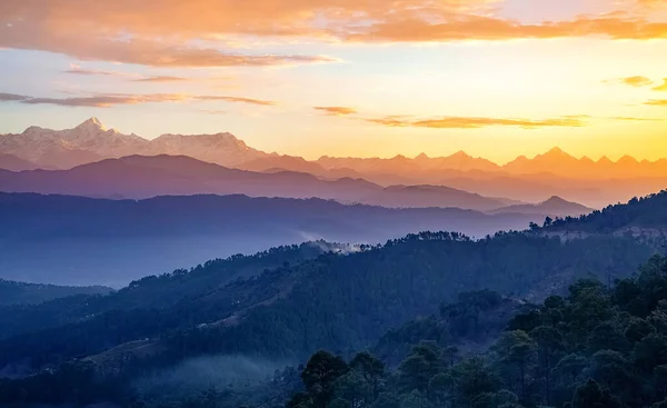 雄大なヒマラヤ山脈の日の出とカウサーニ ウッタラーカンド インディアの風景 — ストック写真
