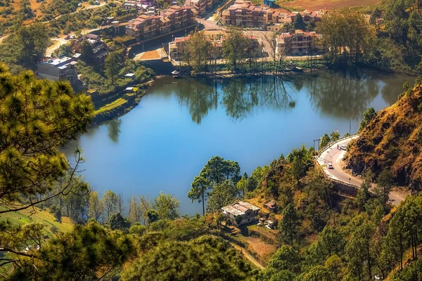 从Munsiyari Uttarakhand India山顶俯瞰的风景秀丽的山地湖空中景观 — 图库照片