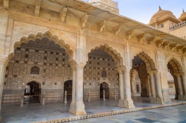 Amber Fort ortaçağ cam odası, beyaz mermer mimarisi ile bilinen Sheesh Mahal Jaipur, Rajasthan, Hindistan 'da karmaşık cam sanat eserleri ile