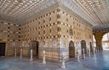 Jaipur Rajasthan Hindistan 'da ayna mozaiği ve dışbükey cam kullanarak Sheesh Mahal olarak bilinen Amber Kalesi cam odası.