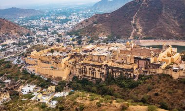 Jaigarh Kalesi 'nin tepesinden Jaigarh Kalesi' nin Jaipur, Rajasthan Hindistanı 'na bakan Amber Kalesi. Amer Kalesi bir UNESCO Dünya Mirası sahası