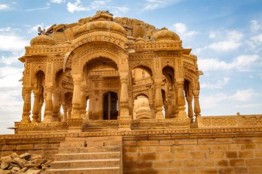Bada Bagh Jaisalmer 'de Chhatris olarak bilinen tarihi kraliyet mezarları sarı kireçtaşından yapılmıştır..