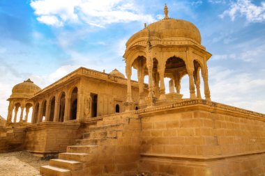 Bada Bagh, Jaisalmer, Rajasthan, Hindistan 'daki Kraliyet mezarlarının arkeolojik kalıntıları