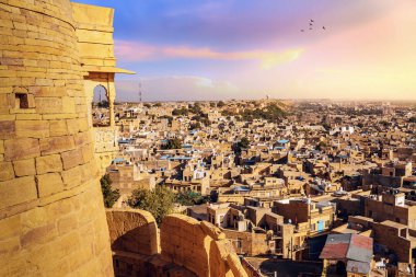 Jaisalmer Kalesi, günbatımında Jaisalmer şehir manzaralı Altın Kale olarak da bilinen sarı kireçtaşından yapılmıştır. Jaisalmer Kalesi, Hindistan 'ın Rajasthan kentindeki UNESCO Dünya Mirası sitesidir..