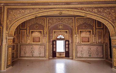 Hindistan 'da Jaipur, Rajasthan' da tarihi Nahargarh Kalesi iç mimarisi ve karmaşık duvar çizimleri