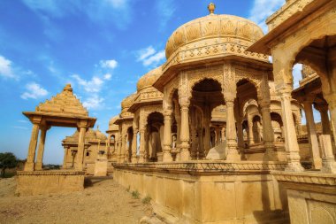 Bada Bagh Jaisalmer, Rajasthan, Hindistan 'daki kraliyet mezarlarının antik mimari kalıntıları.
