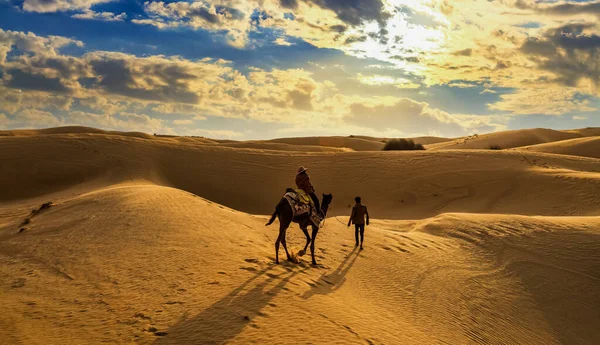 Touristen Genießen Kamelritt Auf Den Sanddünen Der Thar Wüste Jaisalmer — Stockfoto