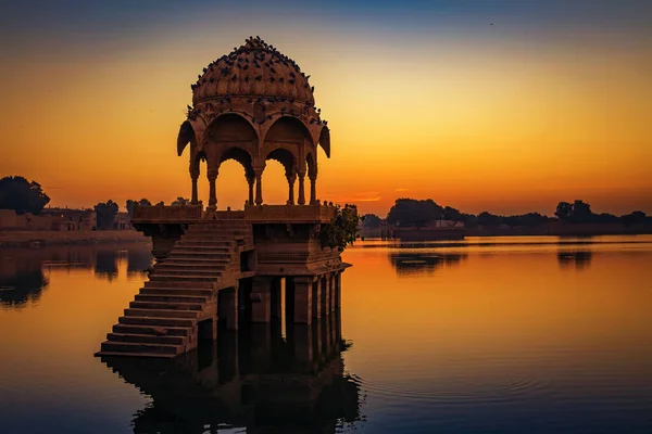 Lago Gadisar Jaisalmer Con Ruinas Arquitectura Antigua Amanecer Mirada Retro —  Fotos de Stock